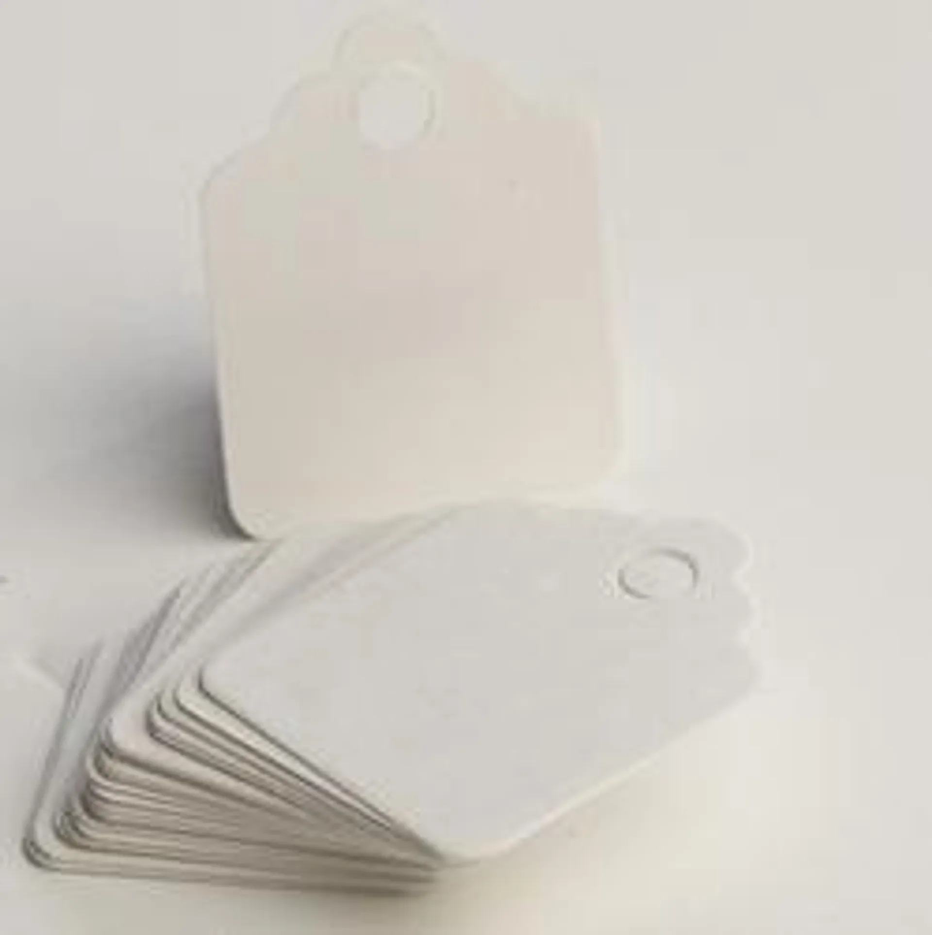 Scalloped Blank Paper Tags (Package of 25 pieces)