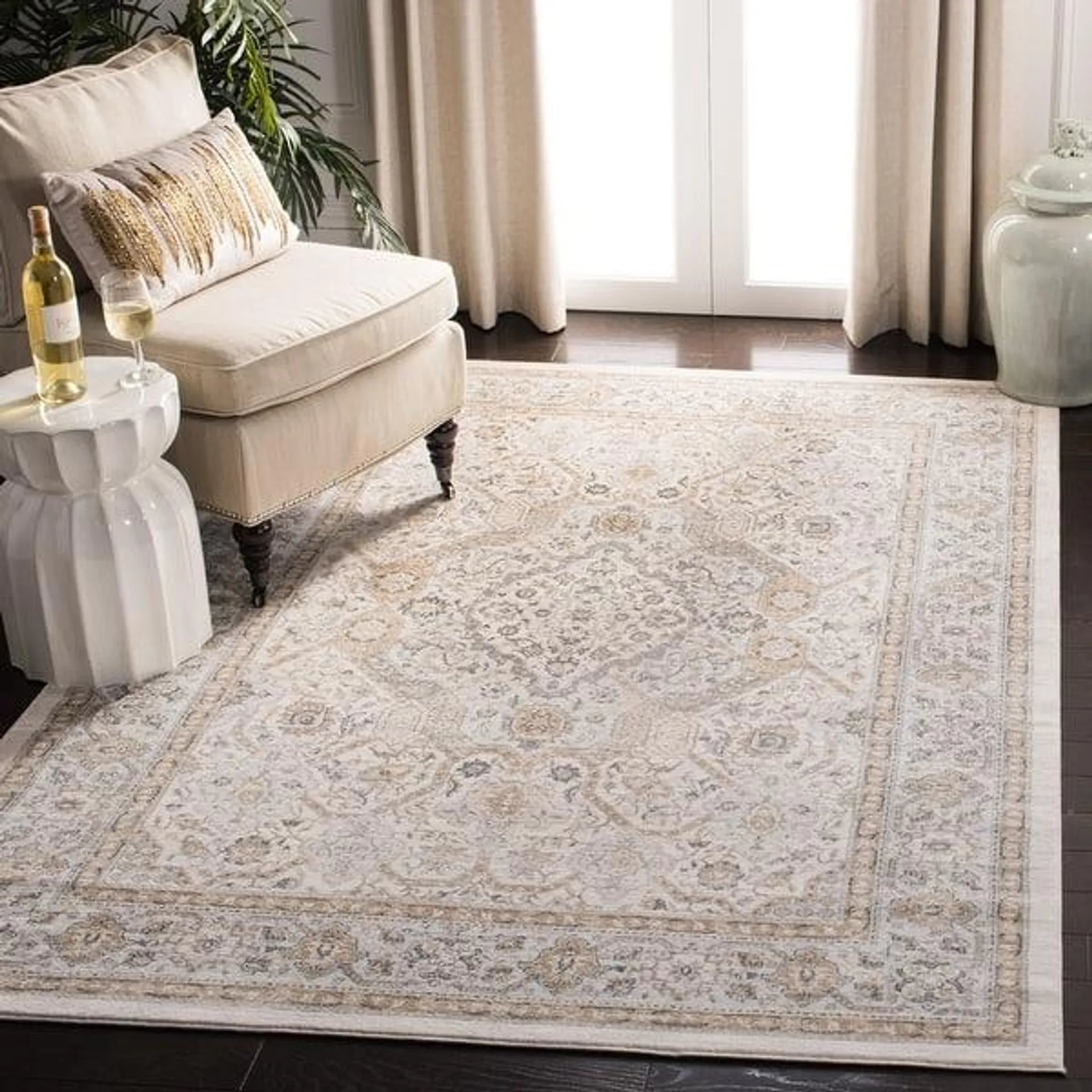 SAFAVIEH Isabella Minola Traditional Oriental Rug