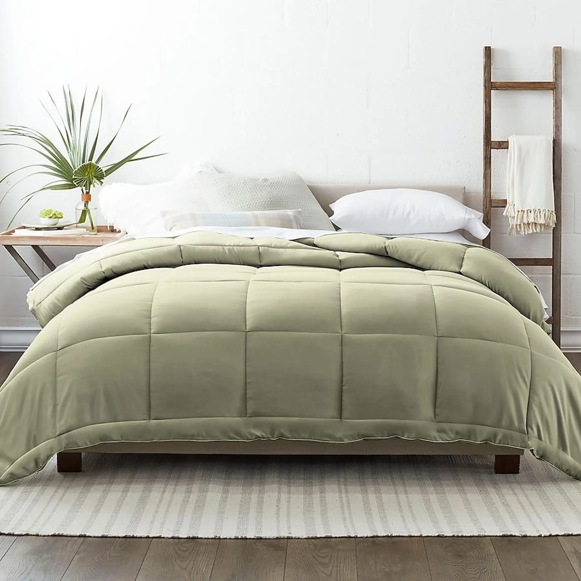 Ienjoy Home Home Sage Solid King/California King Comforter with (Down Alternative Fill)