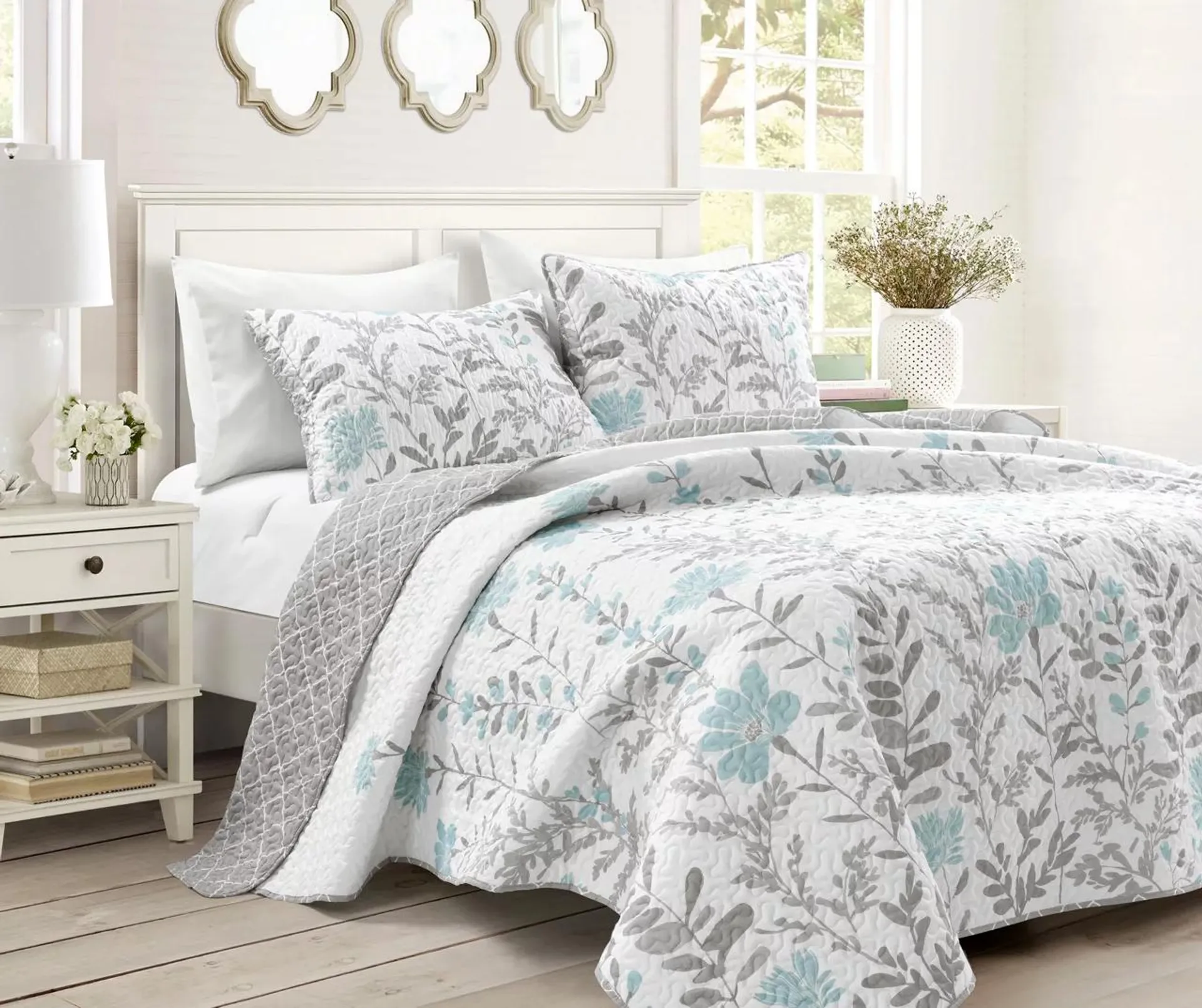 Aprile White, Blue & Gray Floral Reversible Full/Queen 3-Piece Quilt Set