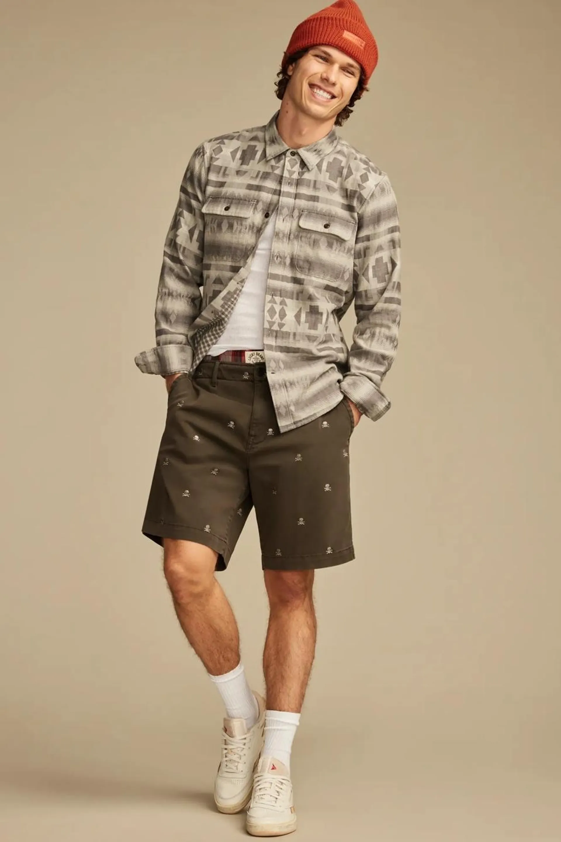 9" embroidered stretch twill short