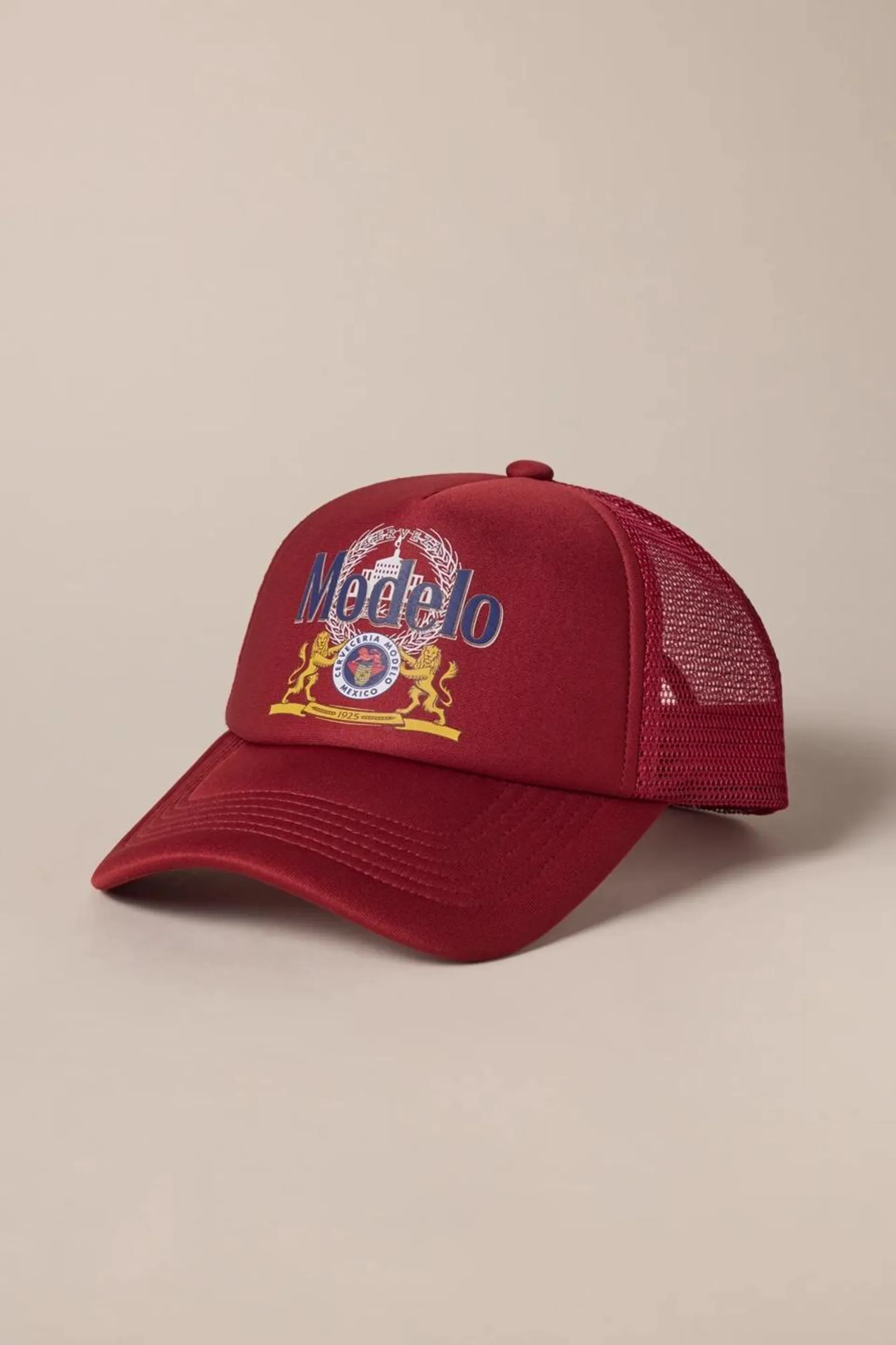 modelo trucker hat
