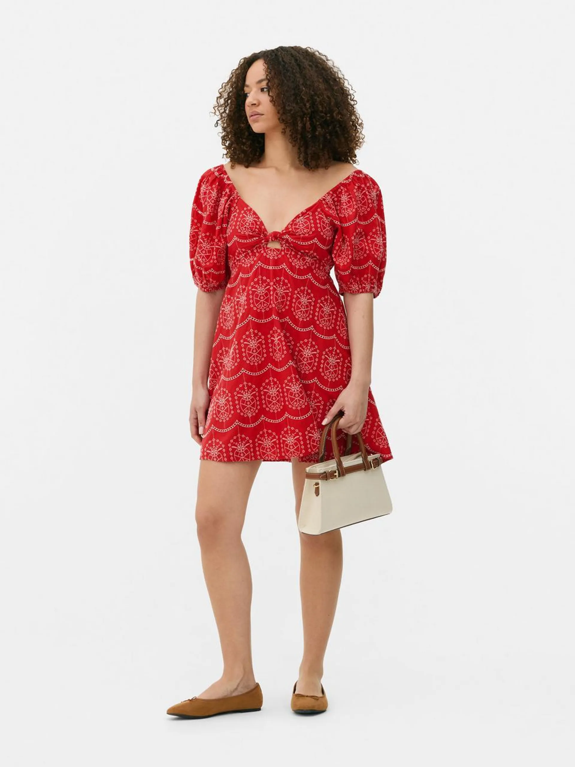 Vestido corto de manga corta bordado