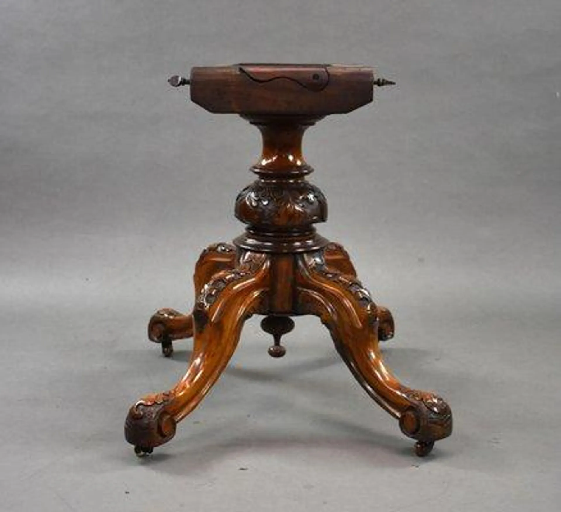 Victorian Burr Walnut Oval Loo Table, 1860s