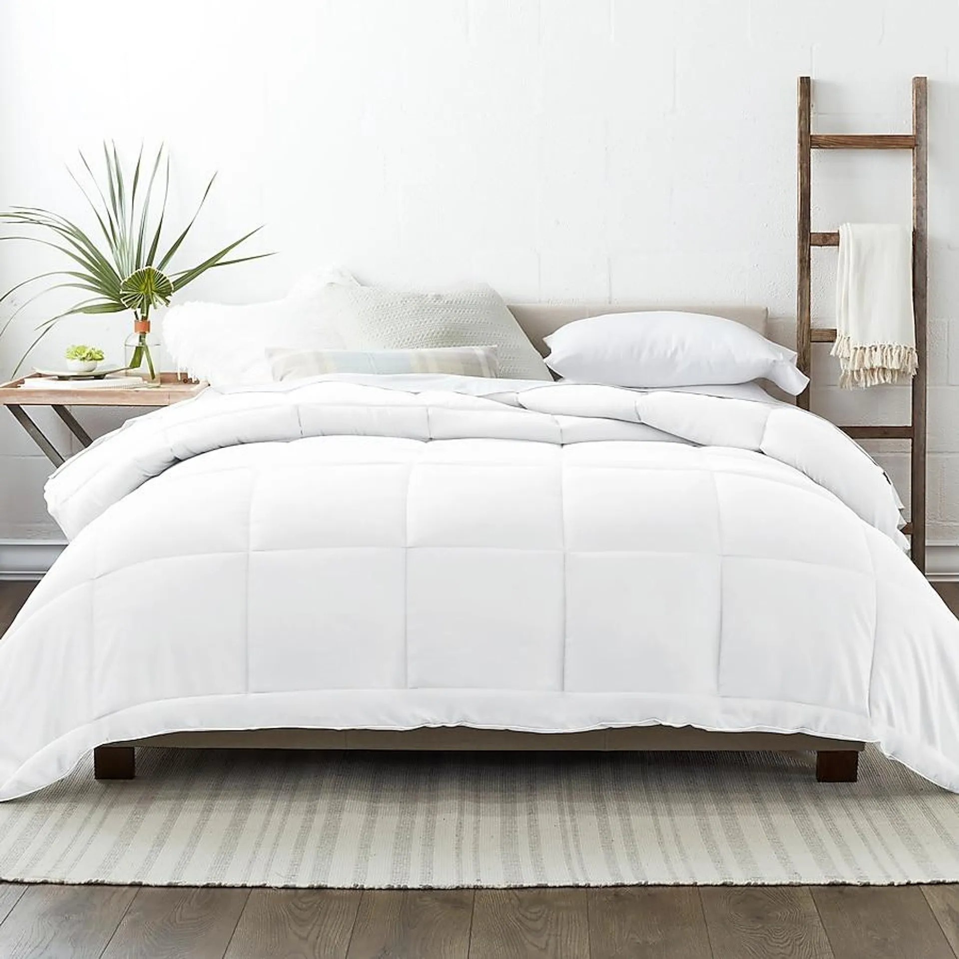 Ienjoy Home Home White Solid King/California King Comforter with (Down Alternative Fill)