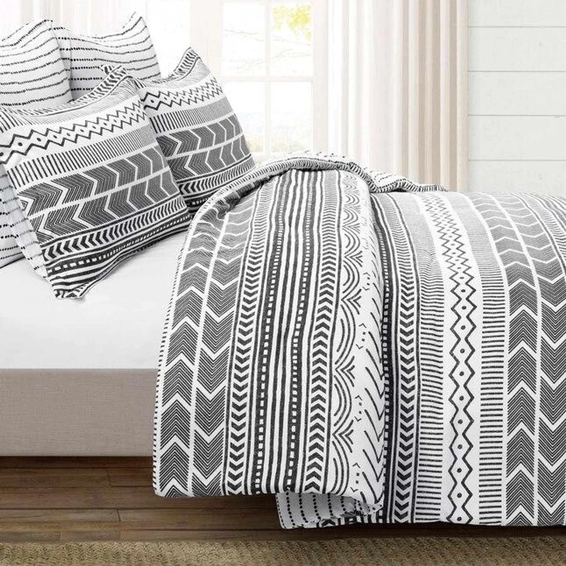 Lush Decor Black Stripe Reversible Full/Queen Comforter with (Fill)