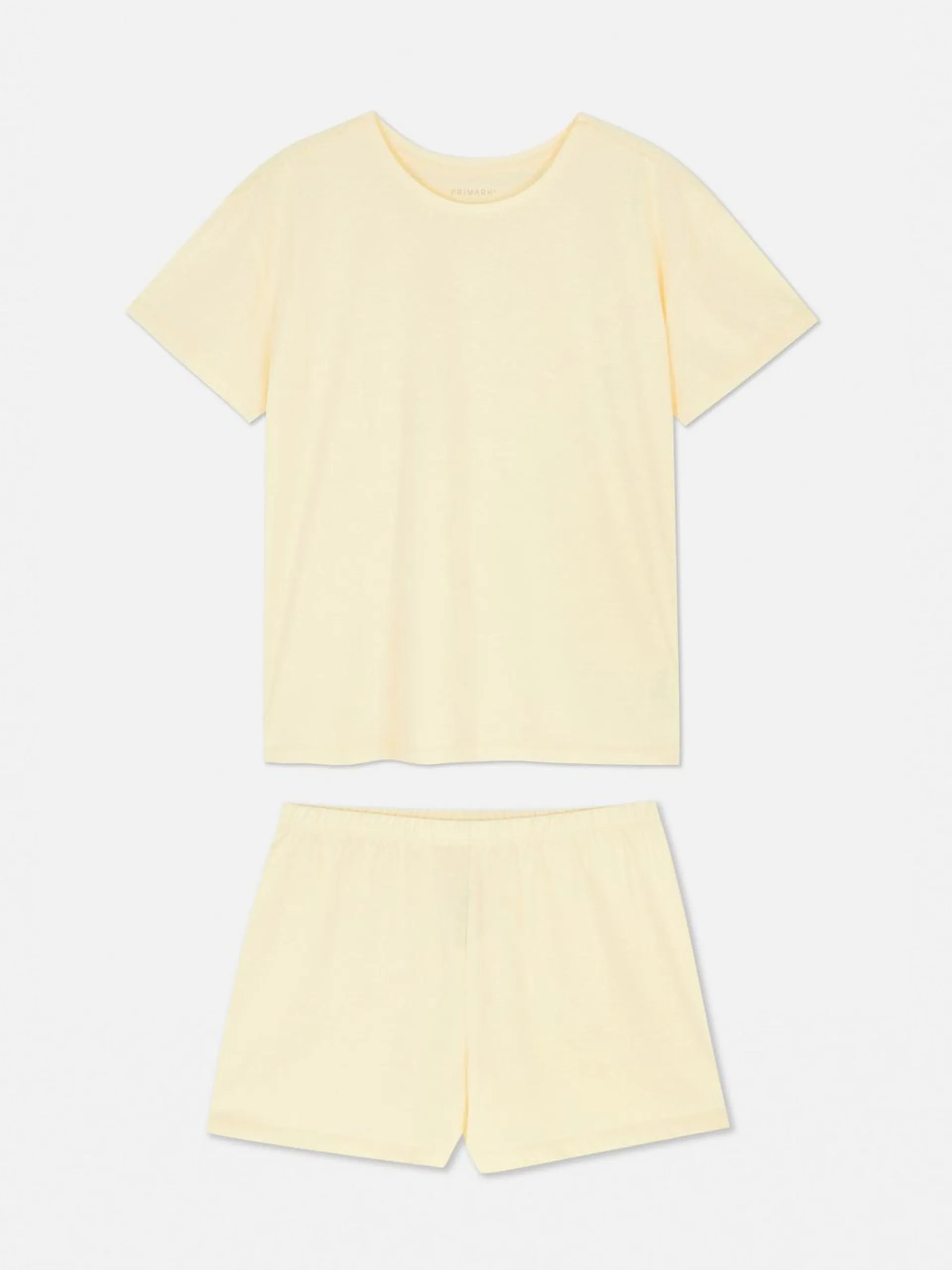 Schlafanzug aus T-Shirt und Shorts