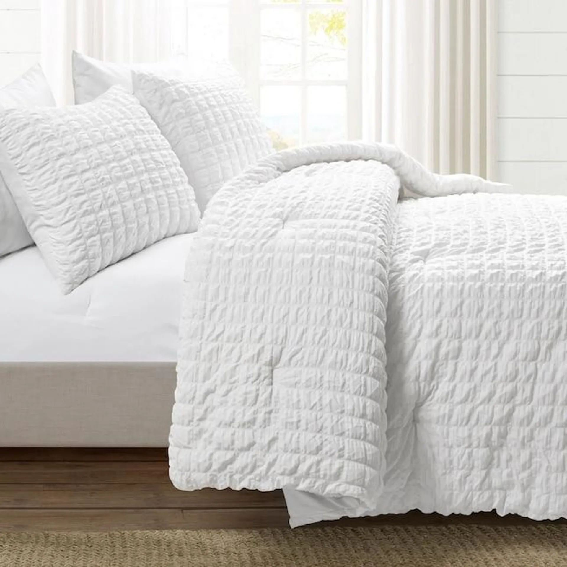 Lush Decor White Solid King Comforter with (Fill)