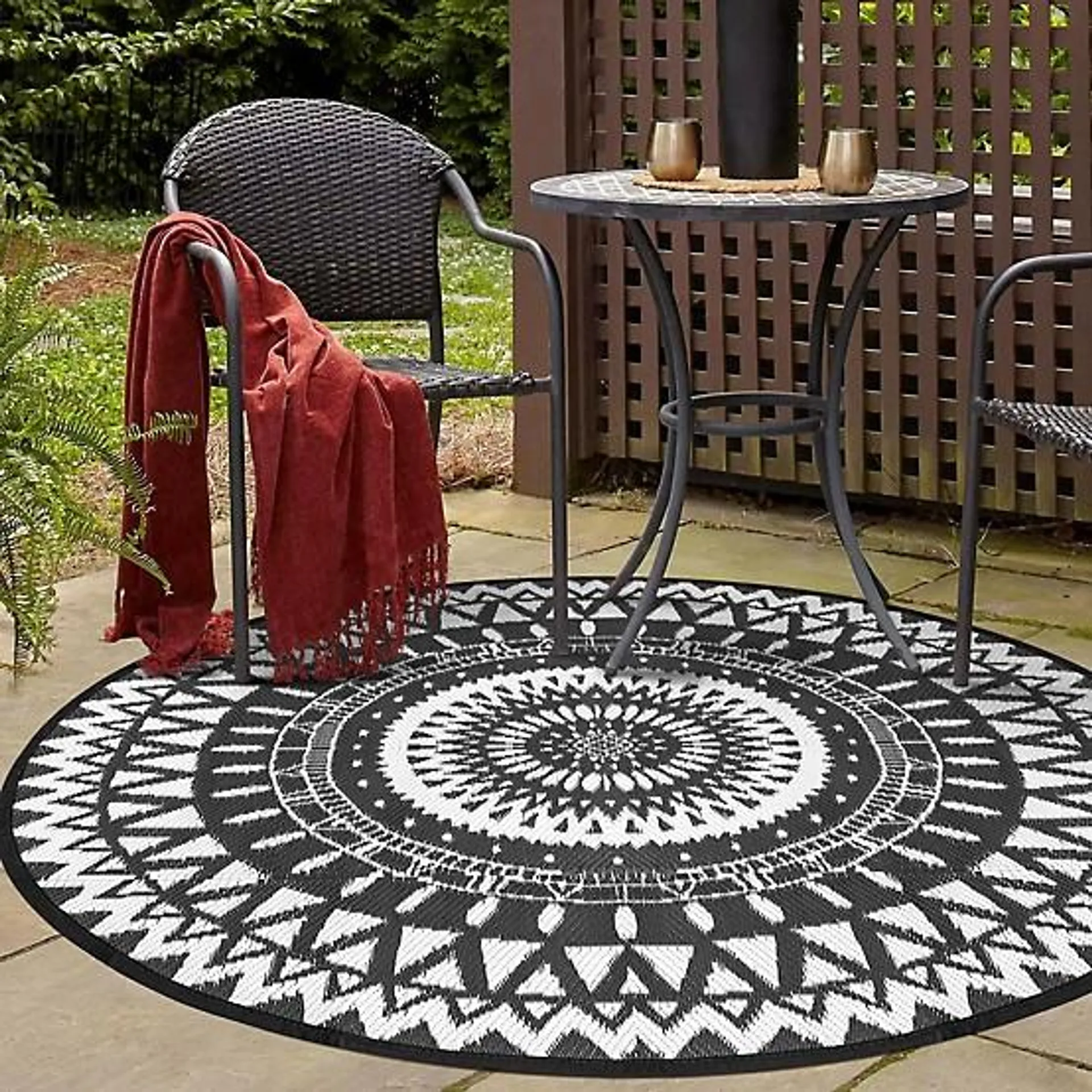 Polypropylene Outdoor Foldable Reversible Round Rug, 5 ft., Black/White