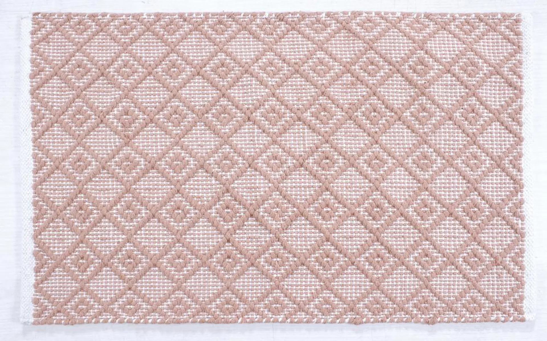 Crescent Diamond Coral 20" x 32" Accent Rug