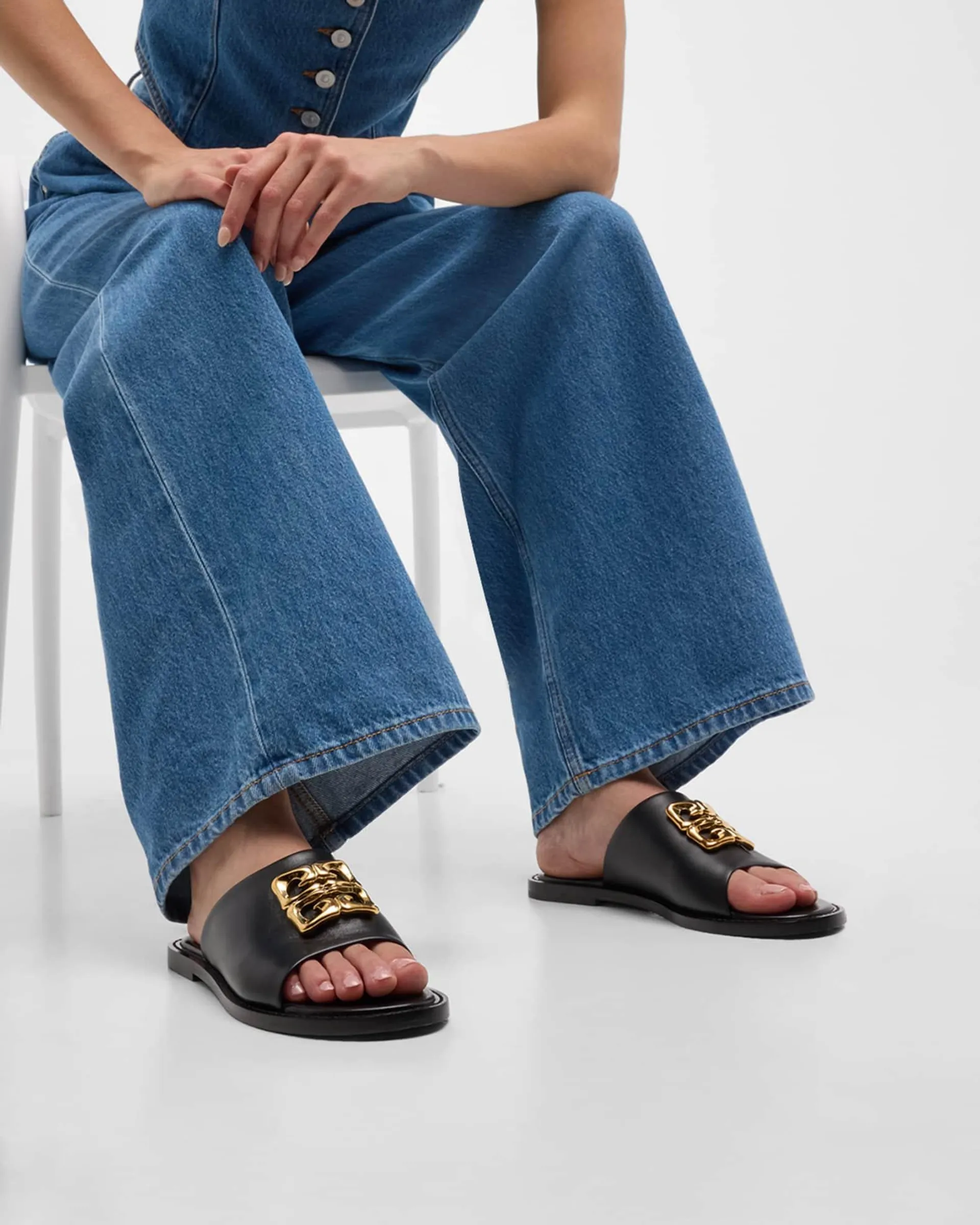 4G Medallion Leather Slide Sandals