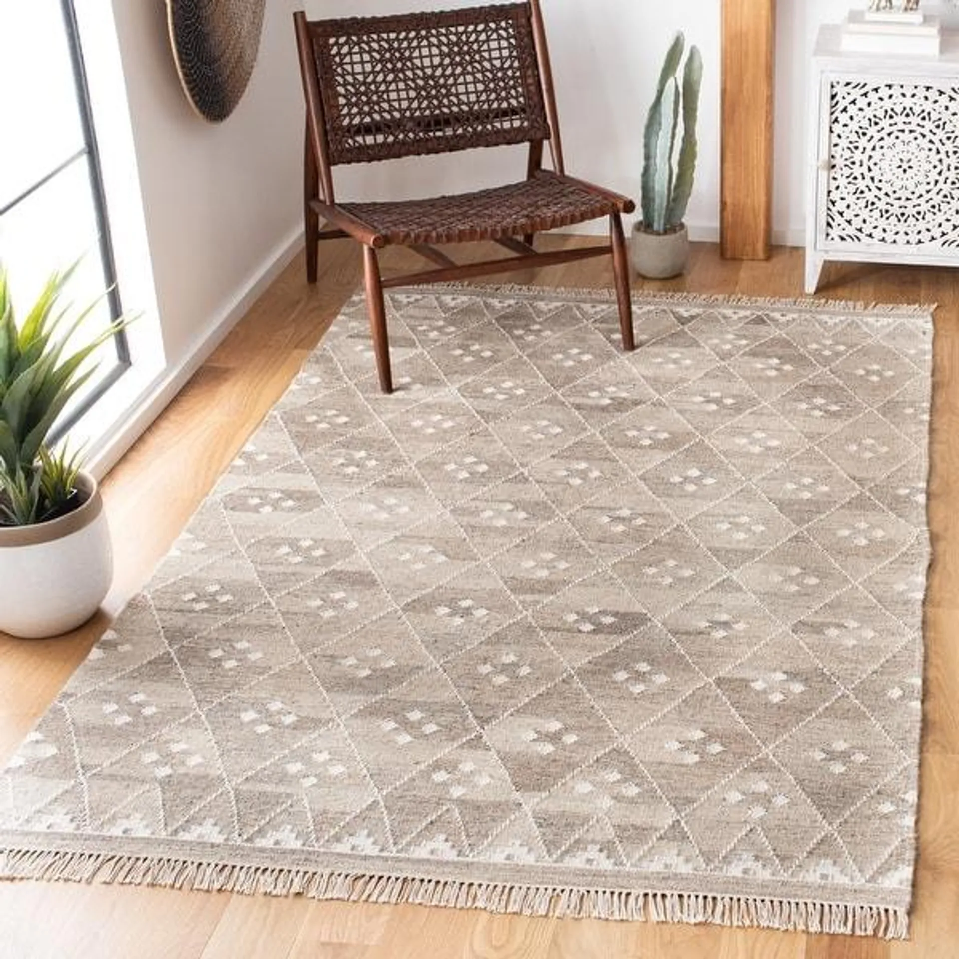 SAFAVIEH Handmade Natural Kilim Domiziana Wool Rug with Fringe