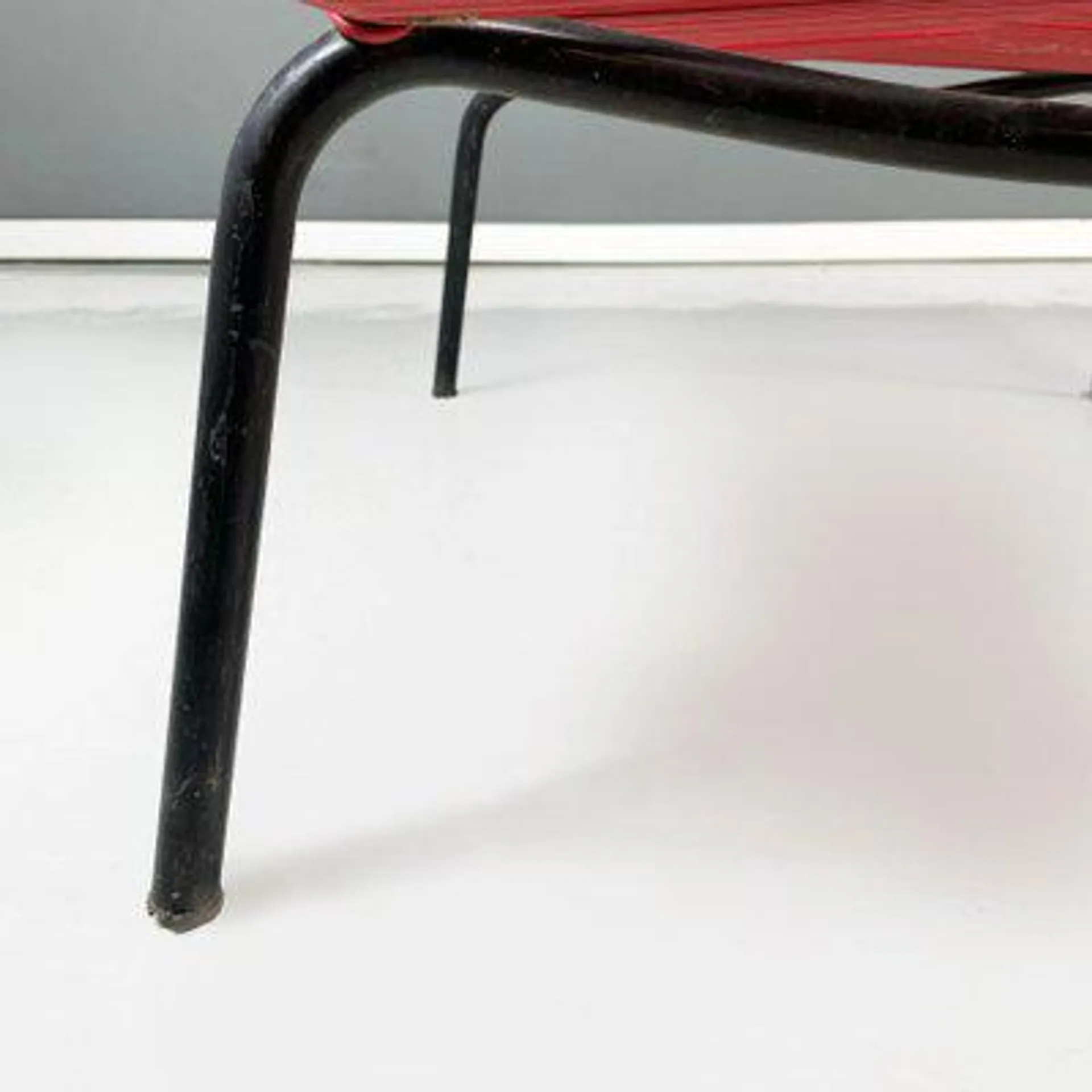 Mid-Century Italian Beach Chair in Red Scooby Plastic and Black Metal, 1960s