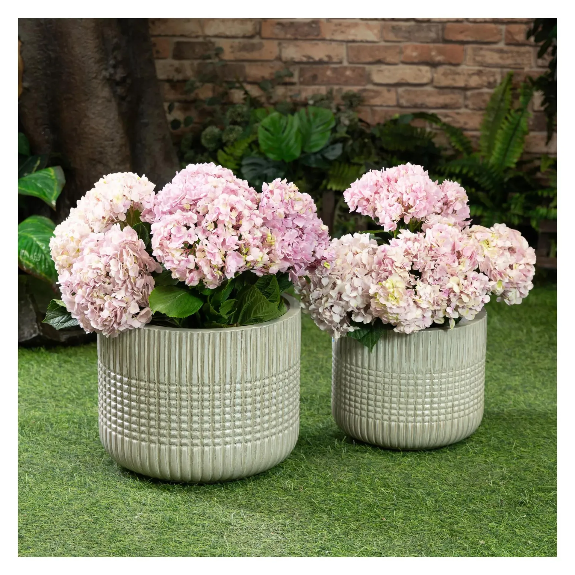 Berkley Jensen 2 pc. Farmhouse Textured Planter Set