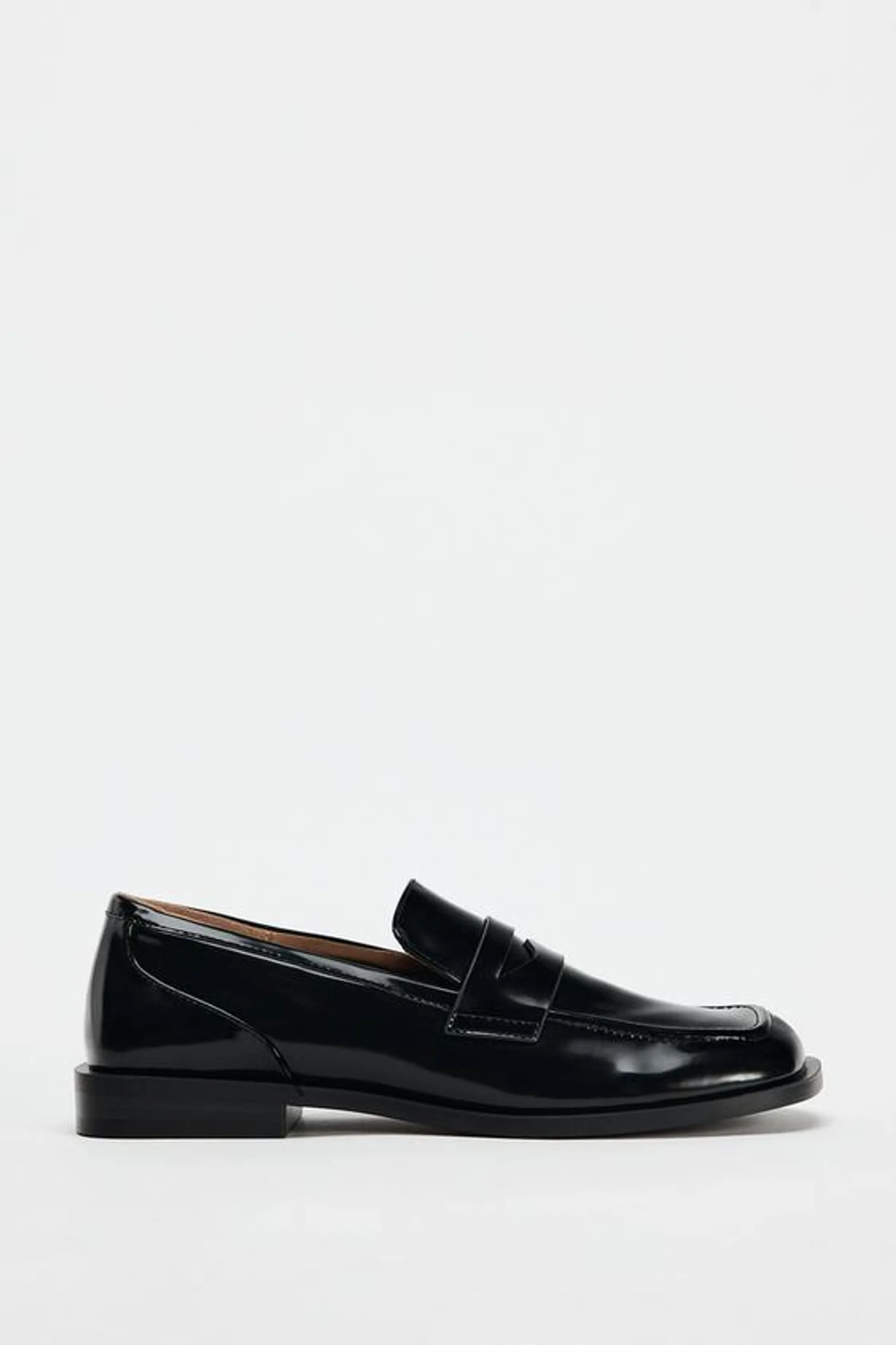 FAUX PATENT LEATHER MOCCASIN