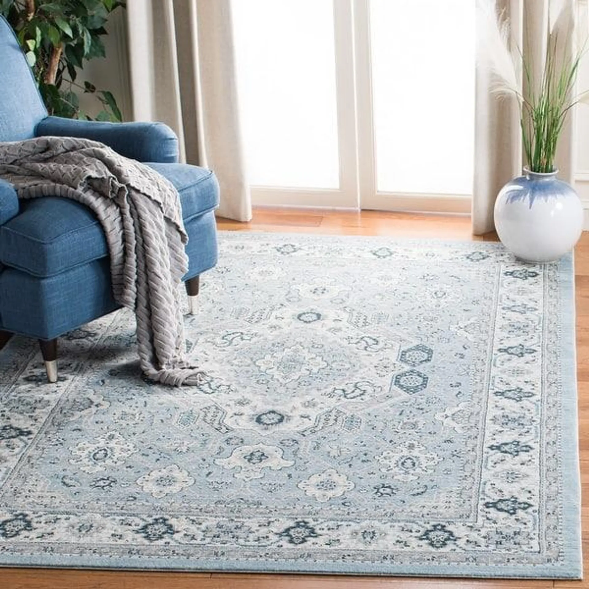 SAFAVIEH Isabella Minola Traditional Oriental Rug