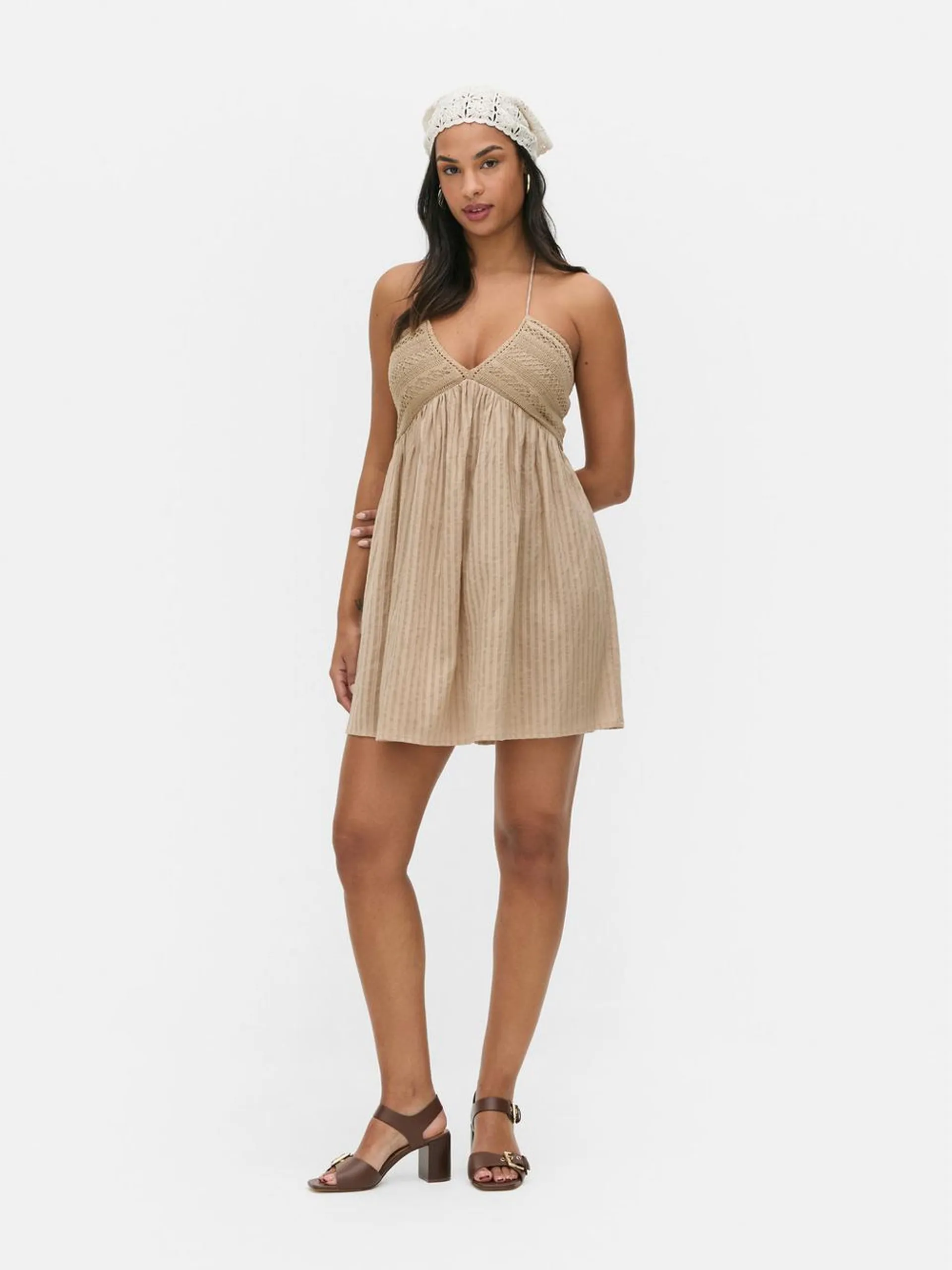 Miniabito strutturato con scollo all'americana