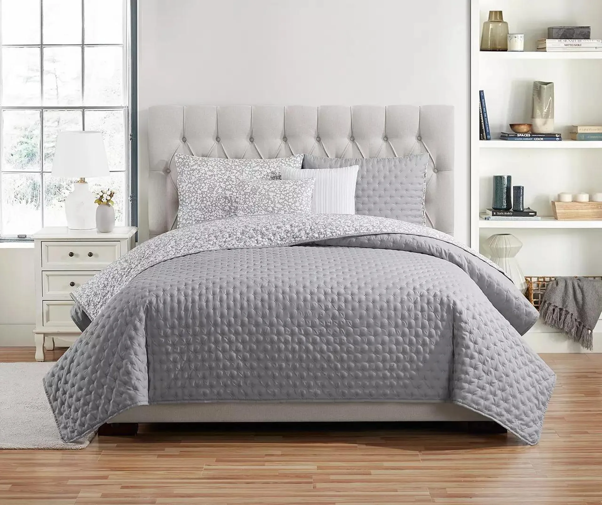 Gray & White Floral Reversible Full/Queen 5-Piece Quilt Set