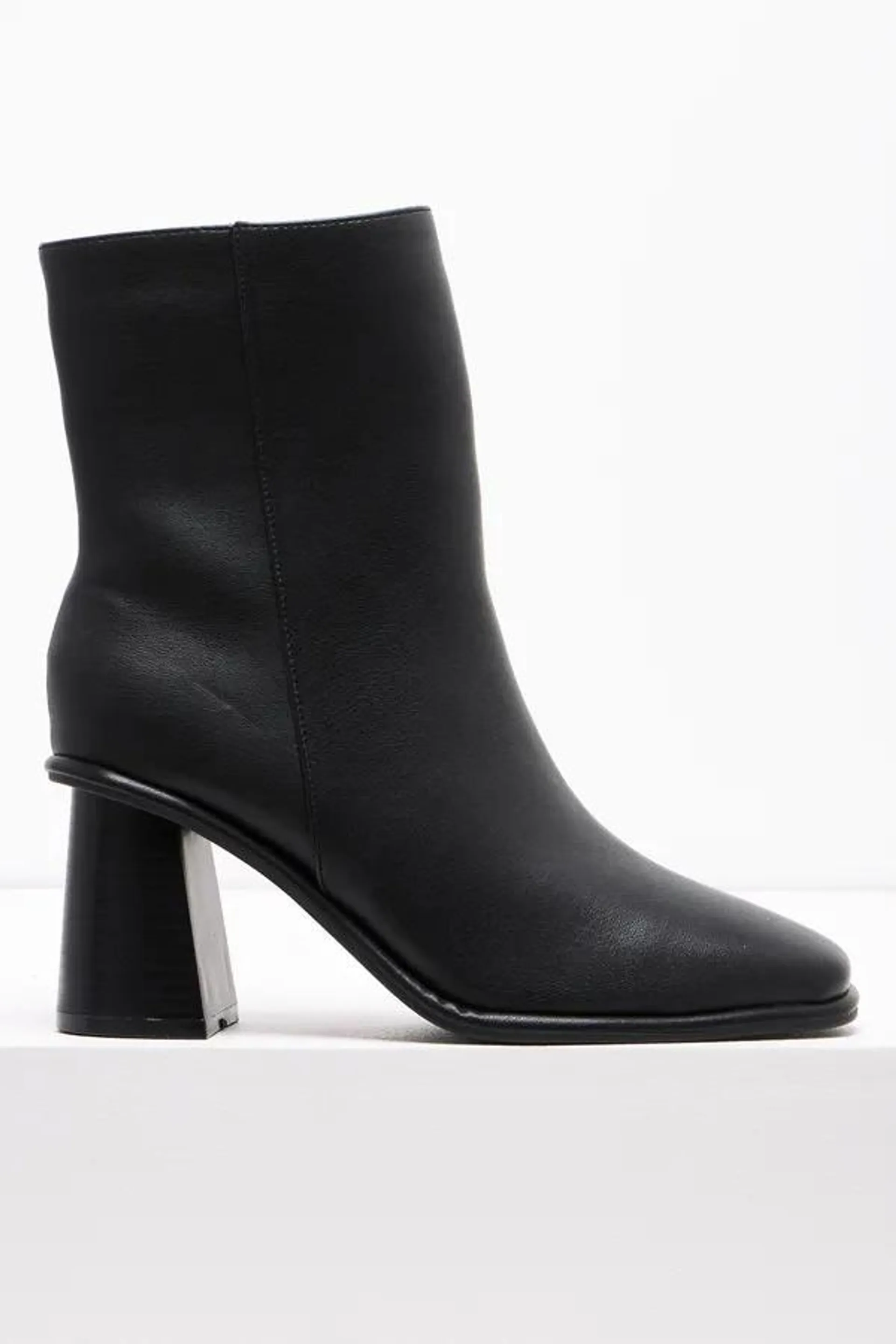 Square toe boot black