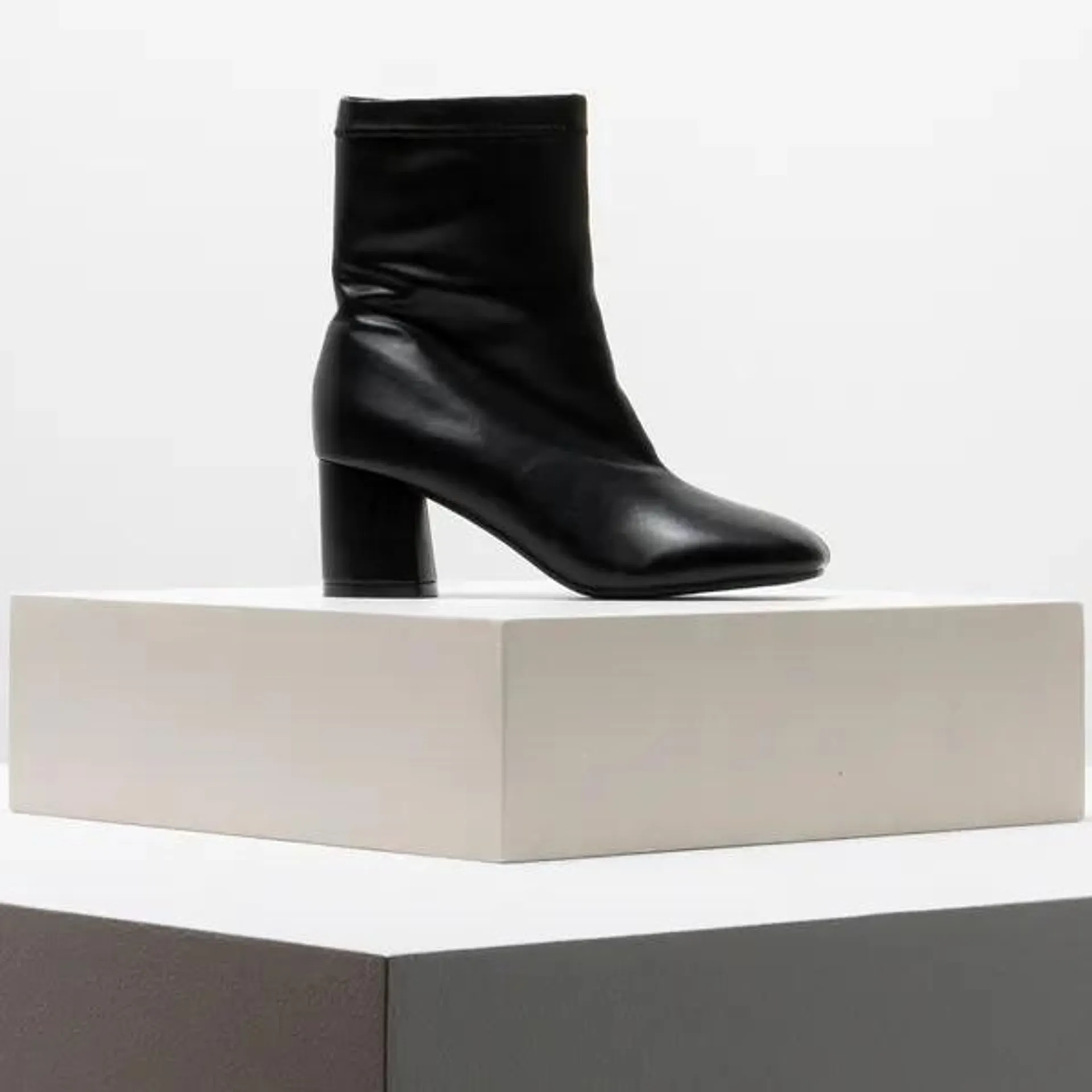 Block heel boot black