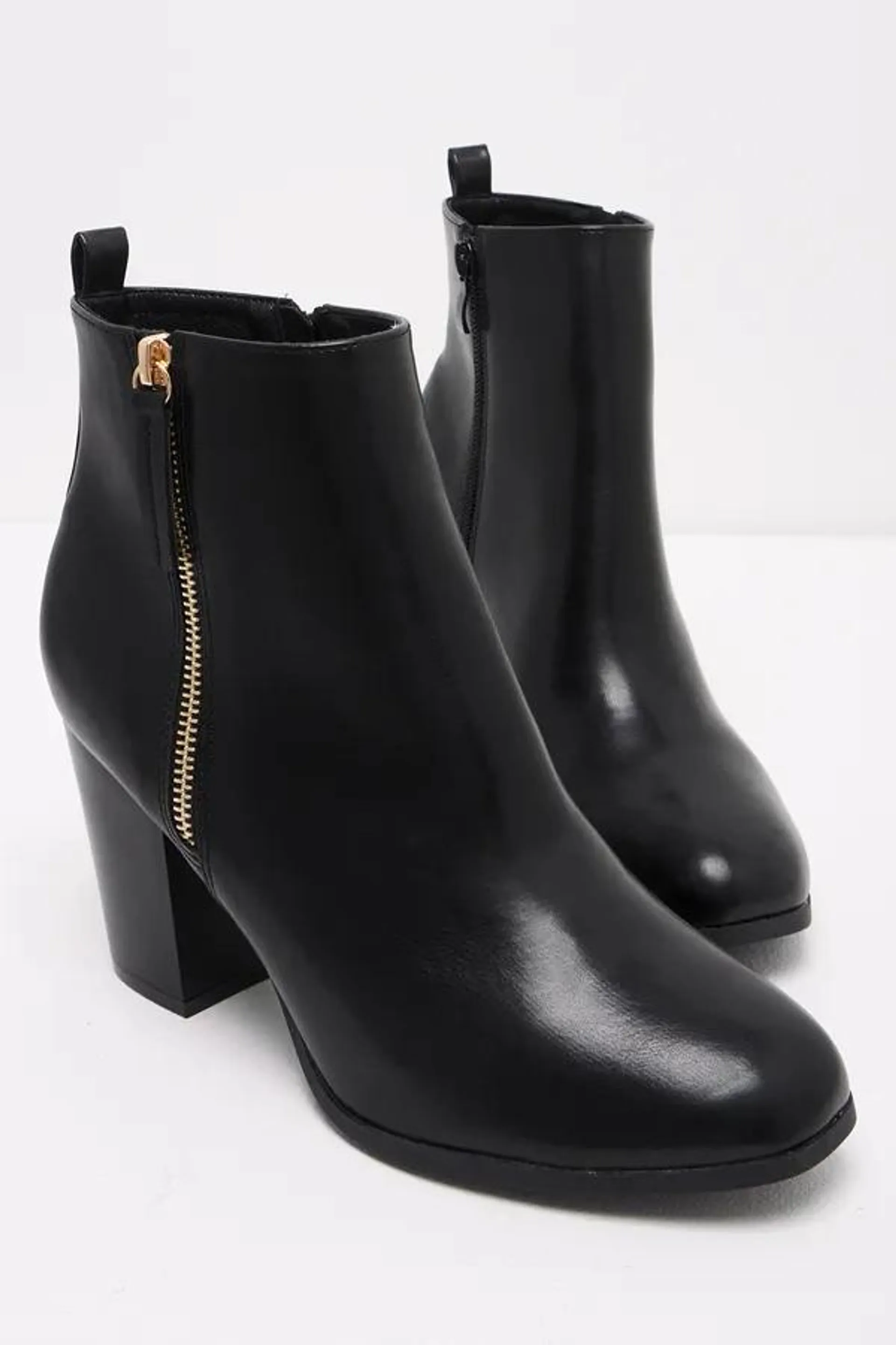 Round toe block heel boot black