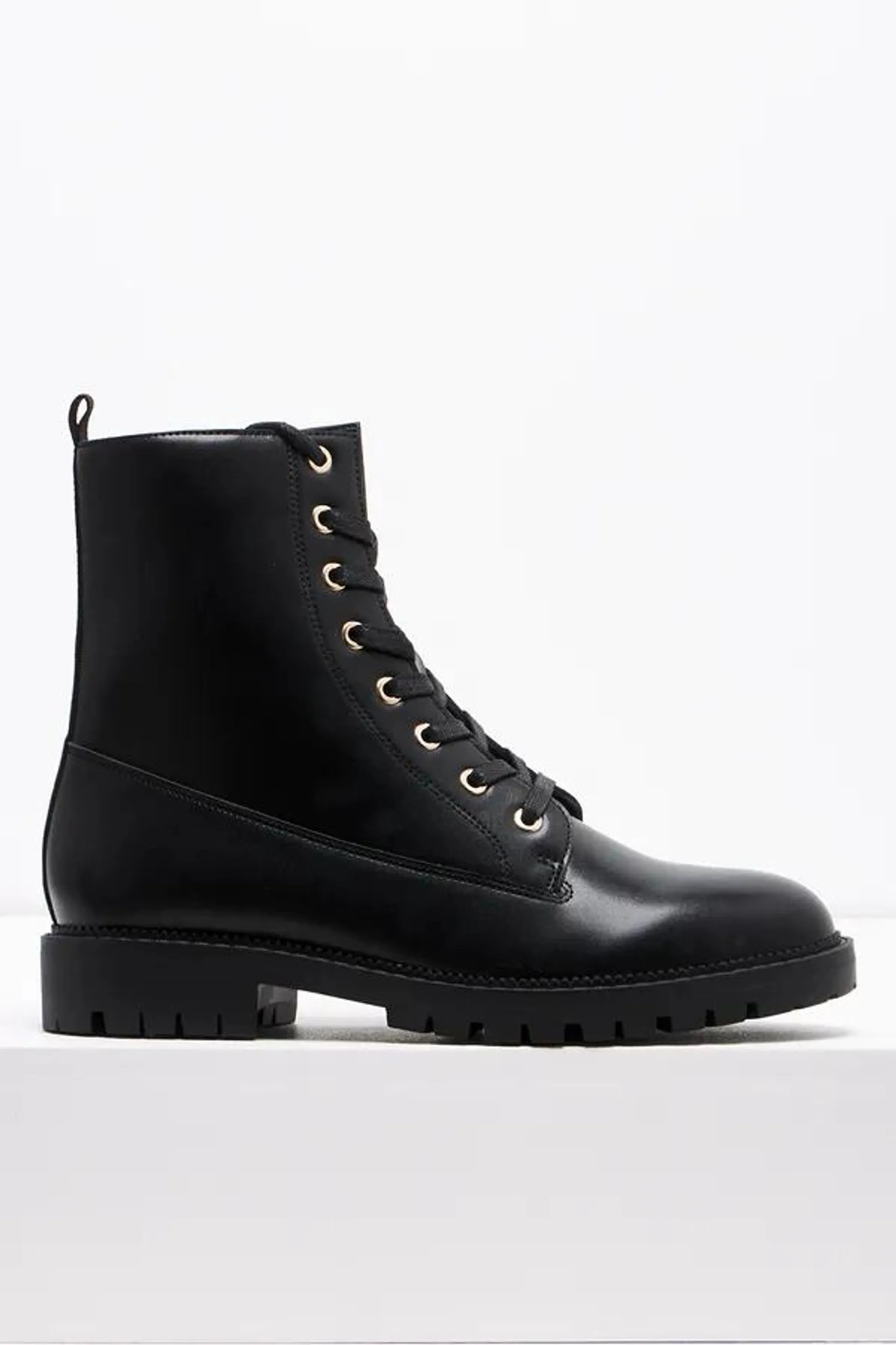 Lace up boot black