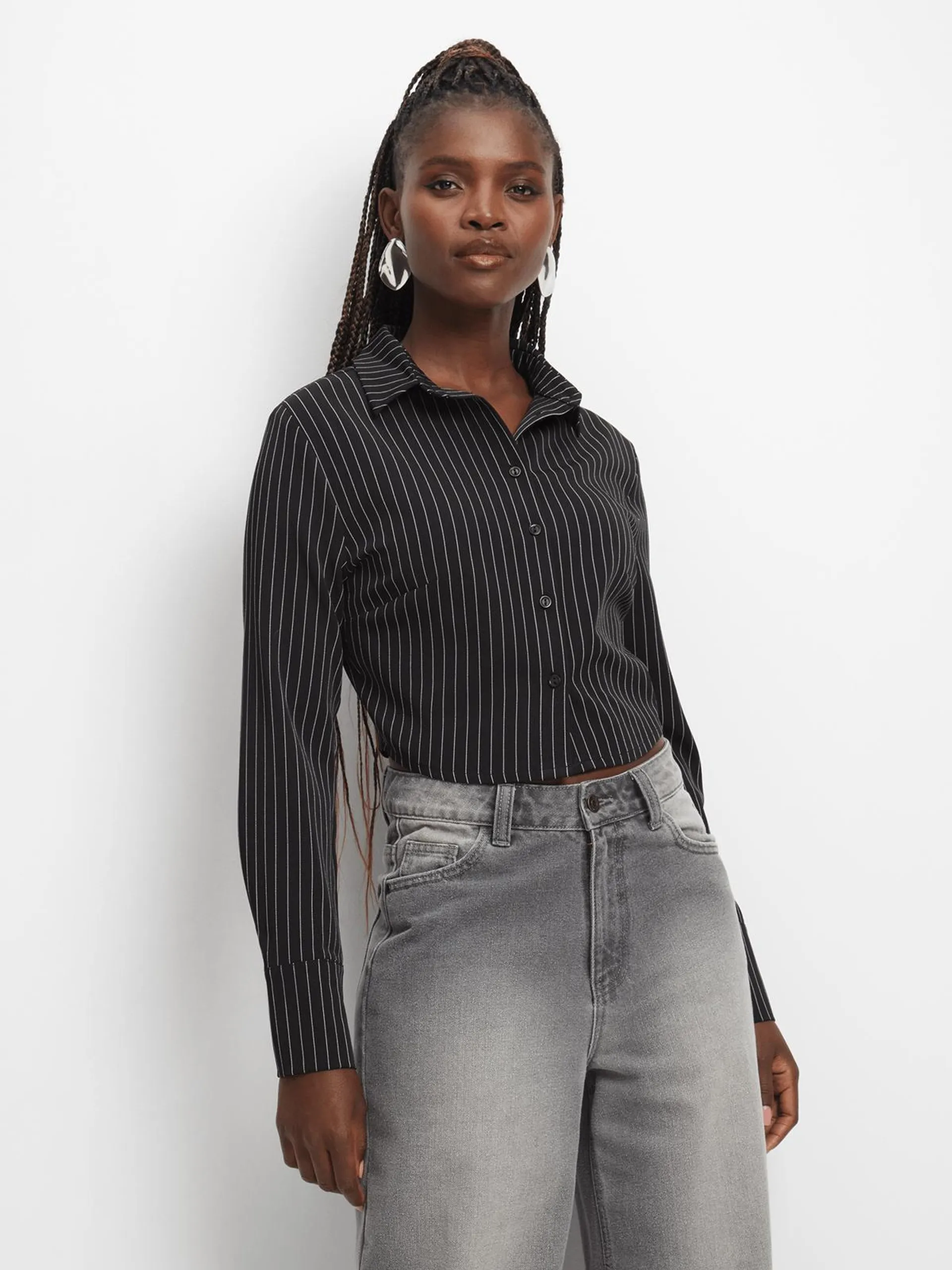 Women's Black & White Fitted Cropped Shirt With Curved Hem