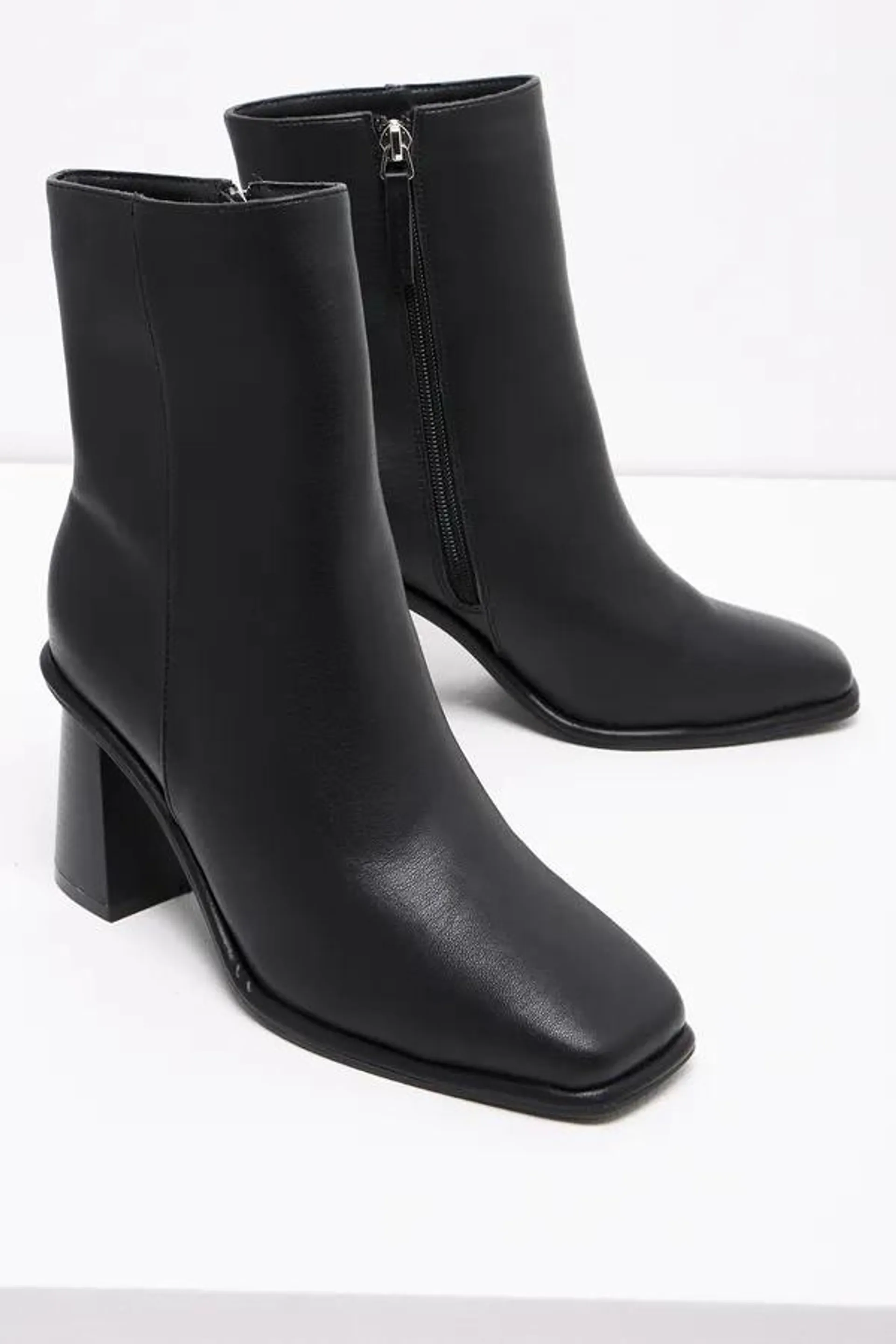 Square toe boot black