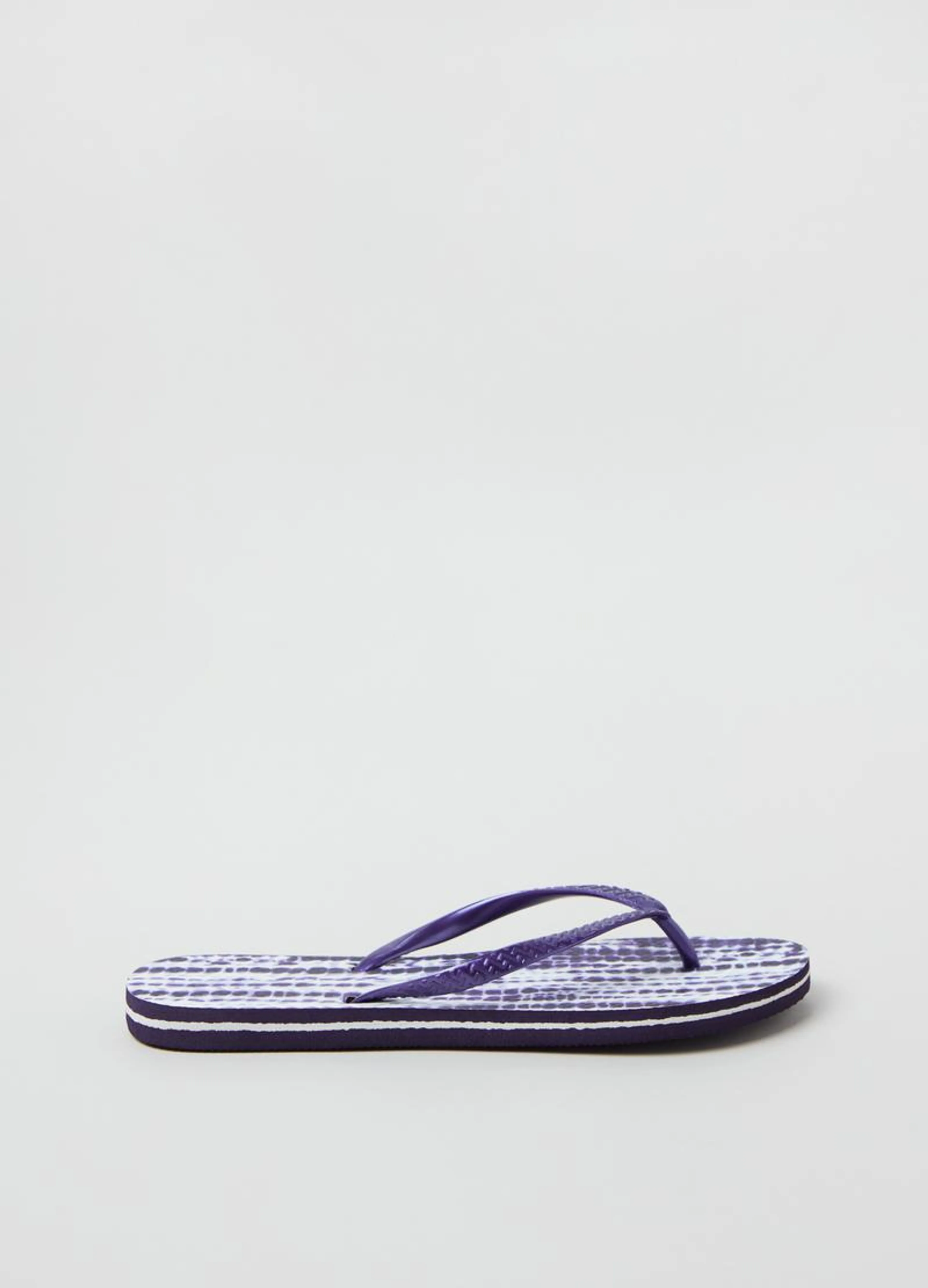 Thong sandals with tie-dye print